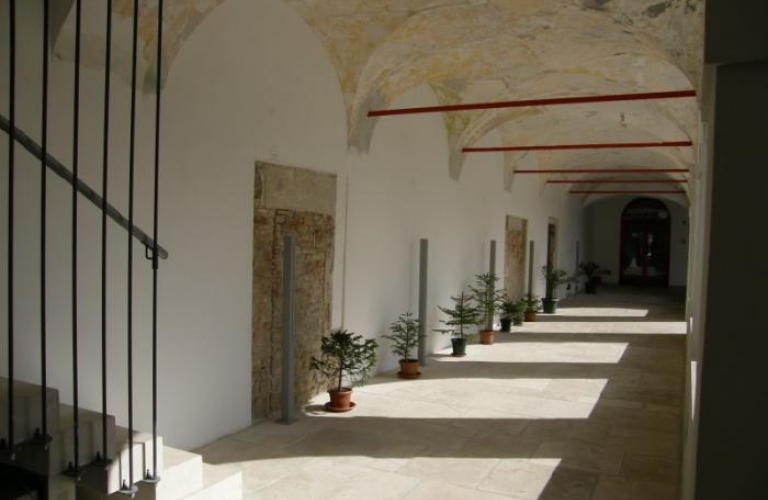 Frančiškanski Samostan Koper - Atrij s križnim hodnikom