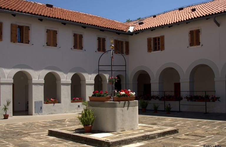 Frančiškanski Samostan Koper - Atrij s križnim hodnikom